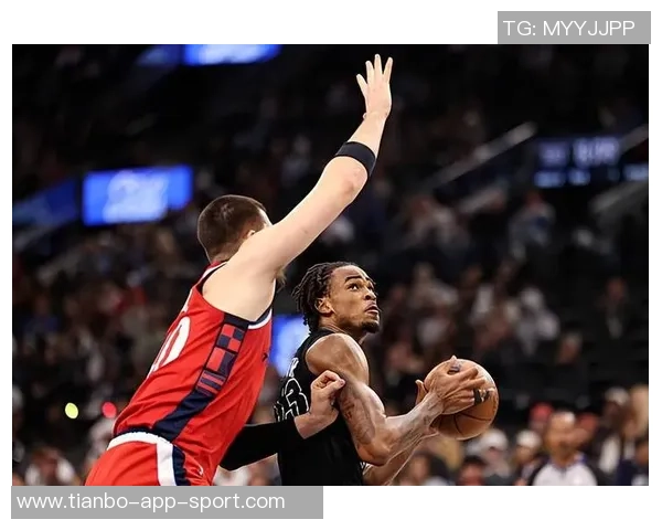 克拉克斯顿全能表现助球队获胜9投7中贡献15分9板4助3断3帽正负值1